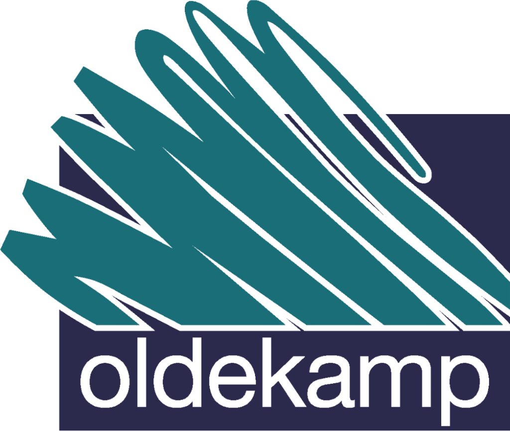 Das Bild zeigt das Logo von der Firma Oldekamp mit eine stilisierten, türkisfarbenen grafischen Element über dem Firmennamen, der in weißer Schrift auf einem dunkelblauen Hintergrund steht.