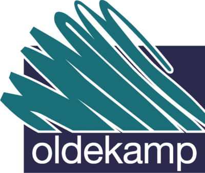 Das Bild zeigt das Logo von der Firma Oldekamp mit eine stilisierten, türkisfarbenen grafischen Element über dem Firmennamen, der in weißer Schrift auf einem dunkelblauen Hintergrund steht.